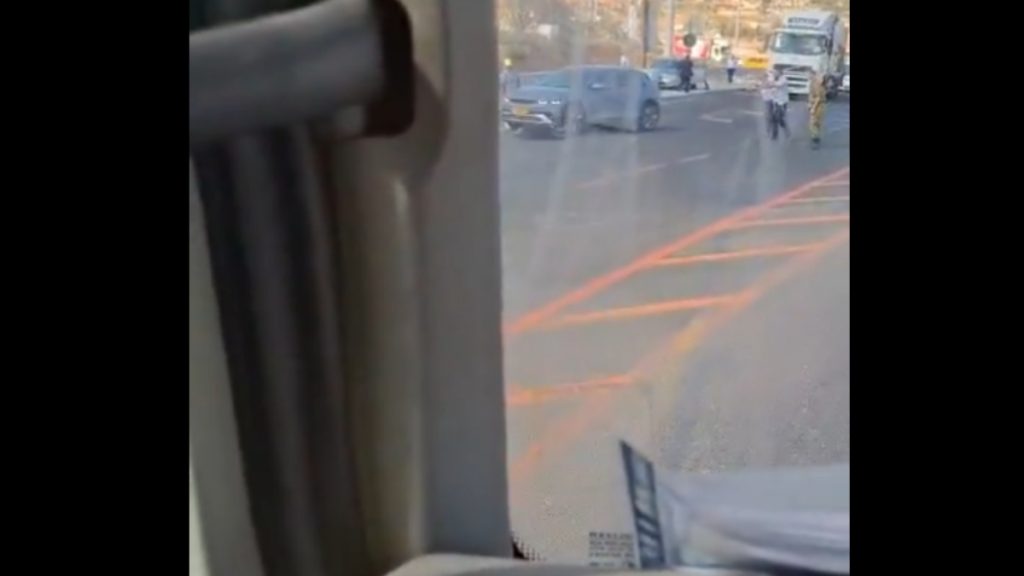 Ισραήλ: Αυτοκίνητο έπεσε πάνω σε πολίτες στην Δυτική Όχθη – Τρεις τραυματίες (βίντεο)