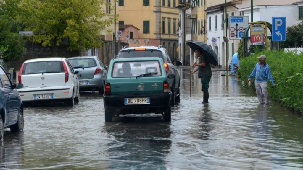 Σφοδρές καταιγίδες βυθίζουν τη βόρεια Ιταλία στη λάσπη (Εικόνες & Βίντεο)