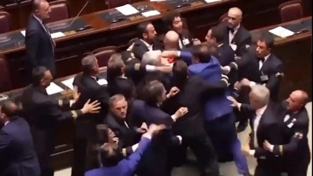 Ιταλία: Σκηνές χάους στη Βουλή – Ξύλο ανάμεσα σε βουλευτές μετά τη συνταγματική ψηφοφορία (Βίντεο)