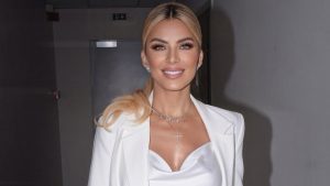 Κατερίνα Καινούργιου: Έβγαλε τα τακούνια της και εμφανίστηκε με… παντοφλάκια – «Ήθελα να νιώσω ωραία»