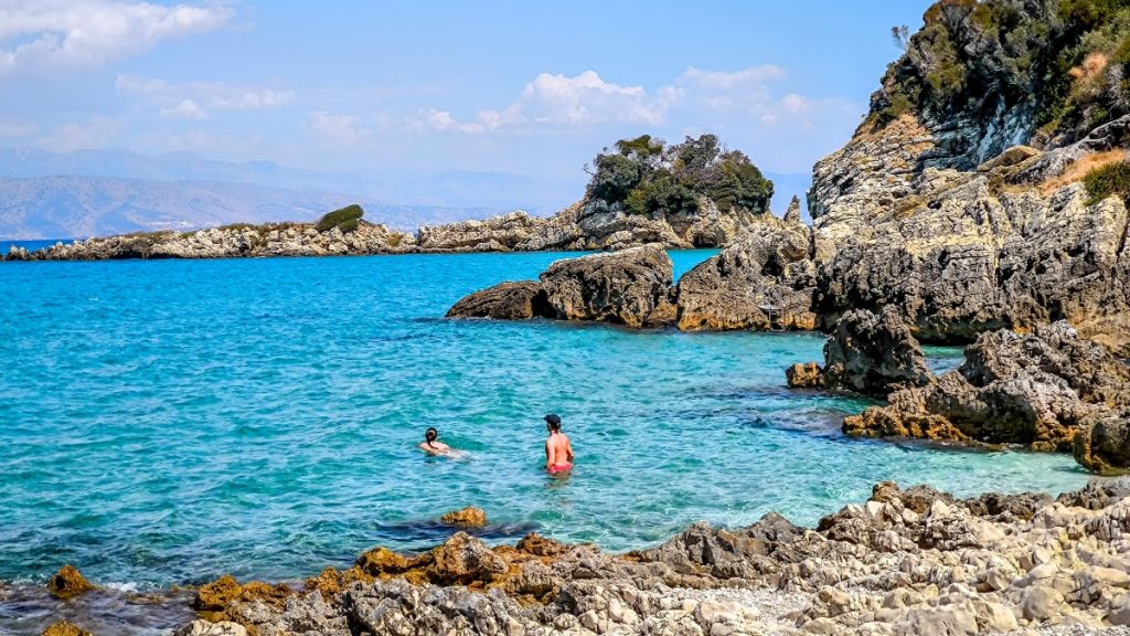 Καιρός σήμερα: Επιμένουν τα μελτέμια στο Αιγαίο – Μικρή πτώση της θερμοκρασίας