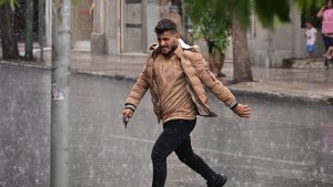 Κακοκαιρία τύπου “Π” θα χτυπήσει τη χώρα τις επόμενες μέρες με βροχές και καταιγίδες – Η πρόβλεψη Κολυδά