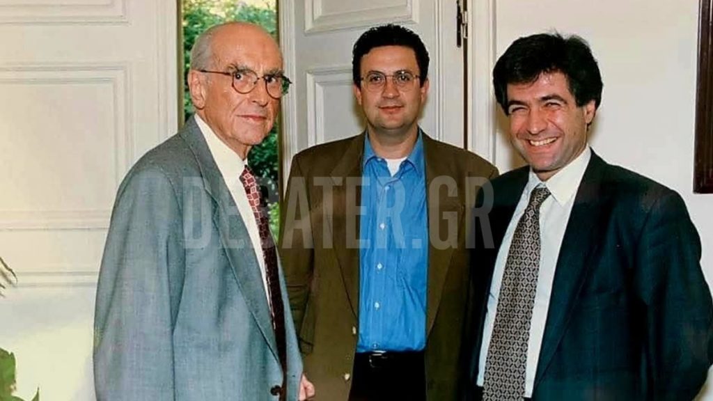 51 χρόνια από την ίδρυση του ΠΑΣΟΚ: Ο Μιχάλης Καρχιμάκης μαζί με τον Ανδρέα Παπανδρέου έξω από το γραφείο του (Φωτογραφία ντοκουμέντο)