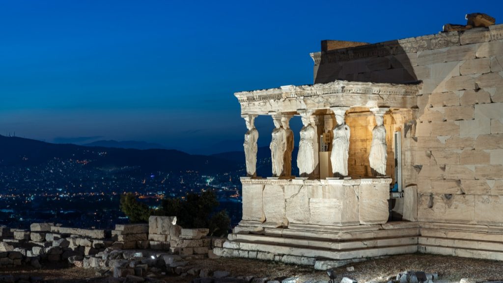 Καρυάτιδα «δραπετεύει» από το Βρετανικό Μουσείο και επιστρέφει στην Ακρόπολη – Το ΑΙ βίντεο που συγκινεί