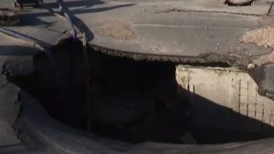Μεγάλη καθίζηση στη Λεωφόρο Λαυρίου λόγω σπασμένου αγωγού – Μεγάλη ταλαιπωρία για τους οδηγούς (βίντεο)