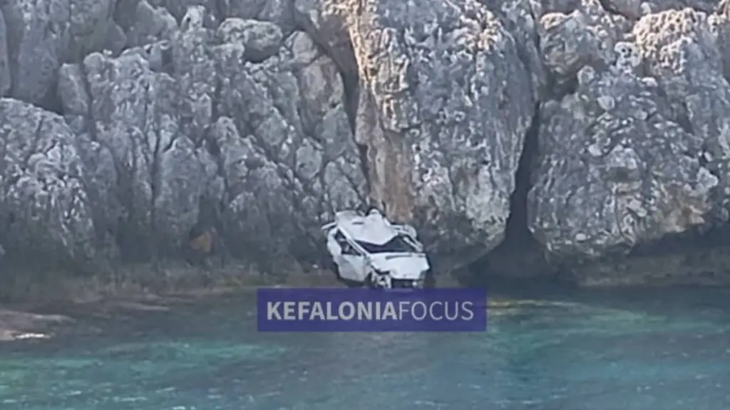 Σοκαριστική τραγωδία στη Σκάλα Κεφαλονιάς: 23χρονος νεκρός σε πτώση αυτοκινήτου στη θάλασσα (εικόνες)