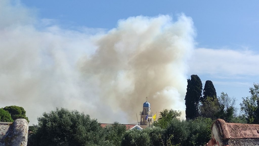 Φωτιά σε αγροτοδασική έκταση στην Κεφαλονιά – Ήχησε το 112 για εκκενώσεις οικισμών (Βίντεο – Φωτογραφίες)