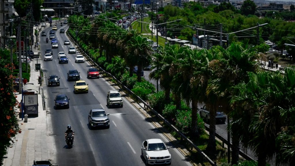 Σύγκρουση τριών οχημάτων στην Ποσειδώνος: Καθυστερήσεις στο ρεύμα προς Πειραιά