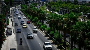 Σύγκρουση τριών οχημάτων στην Ποσειδώνος: Καθυστερήσεις στο ρεύμα προς Πειραιά