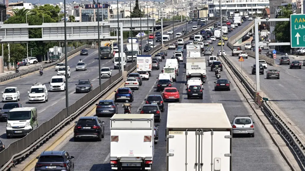 Κίνηση τώρα: Στο “κόκκινο” Κηφισός και λεωφόρος Αθηνών – Καθυστερήσεις και στην Αττική Οδό