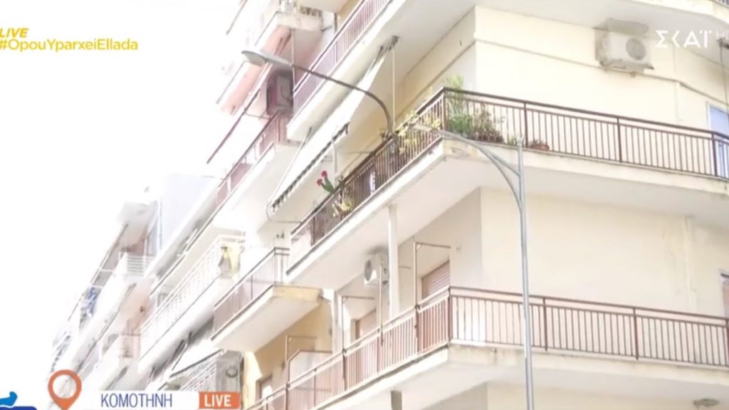 Τσιμεντένια κολώνα διαπερνά πολυκατοικία στην Κομοτηνή