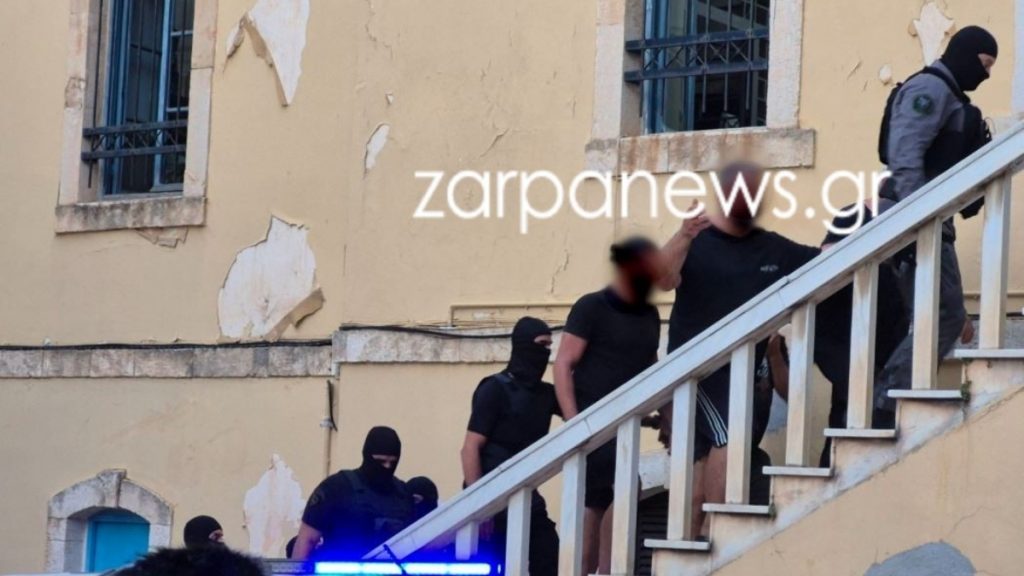 Κρήτη: «Ψηλά το κεφάλι… Άλλη μια ψεύτικη εγκληματική οργανωση» – Ειρωνικοί οι συλληφθέντες έξω από το δικαστικό μέγαρο