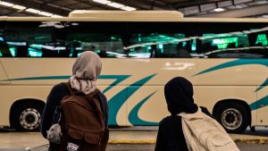 Δράμα: Οδηγός ΚΤΕΛ υποχρέωσε παιδιά να κατέβουν σε χωράφι – «Μαμά δεν ξέρω που είμαι» (Βίντεο)