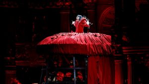 Lady Gaga: Επέστρεψε στα MTV VMAs μετά από 5 χρόνια & έκανε μια θριαμβευτική εμφάνιση στην τελετή (vid)