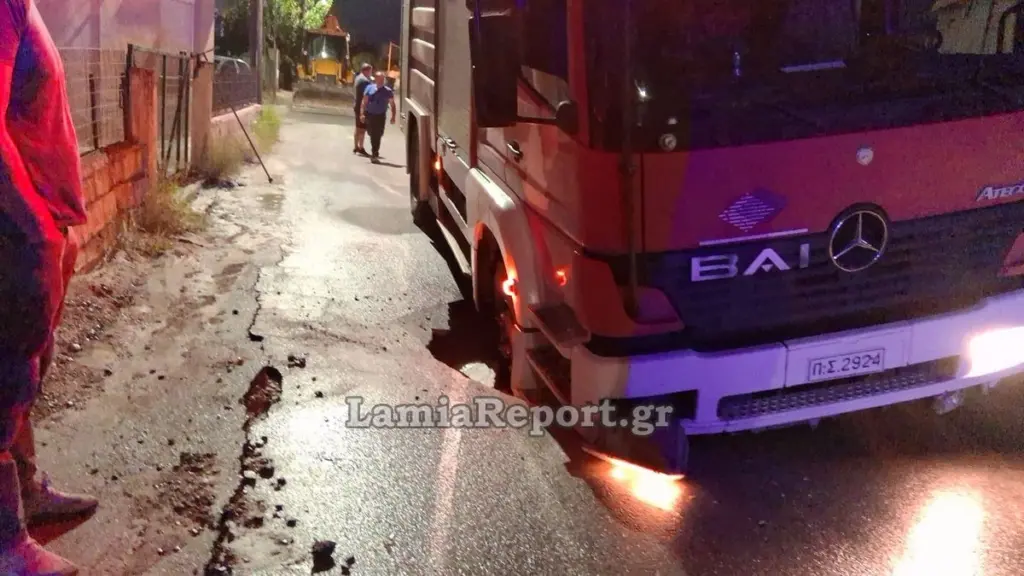 Λαμία: Πυροσβεστικό εγκλωβίστηκε όταν υποχώρησε τμήμα του δρόμου από σπασμένο αγωγό (βίντεο+φωτογραφίες)