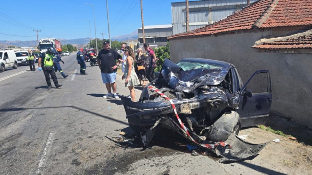 Λάρισα: Σοβαρό τροχαίο με τέσσερις τραυματίες μετά από σύγκρουση βαν με ΙΧ (φωτογραφίες)