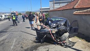 Λάρισα: Σοβαρό τροχαίο με τέσσερις τραυματίες μετά από σύγκρουση βαν με ΙΧ (φωτογραφίες)