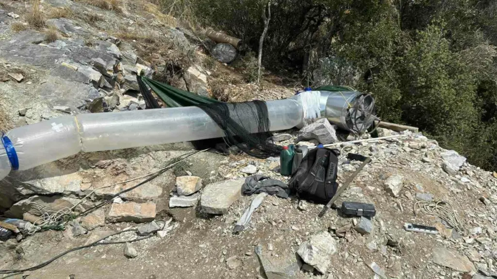 Λάρισα: 53χρονος εγκλωβίστηκε σε σπήλαιο αναζητώντας λίρες – Σε εξέλιξη επιχείρηση για τον απεγκλωβισμό του (Βίντεο)