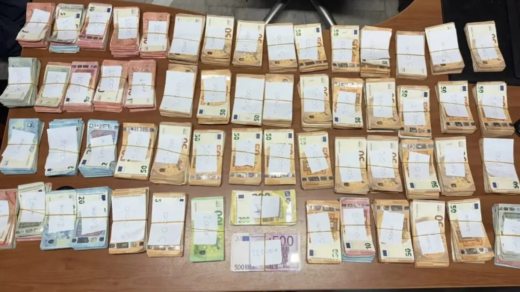 Σύλληψη 58χρονου για διακίνηση λαθραίων ηλεκτρονικών τσιγάρων στην Ομόνοια – Κατασχέθηκε χρηματικό ποσό ύψους 237.000 ευρώ