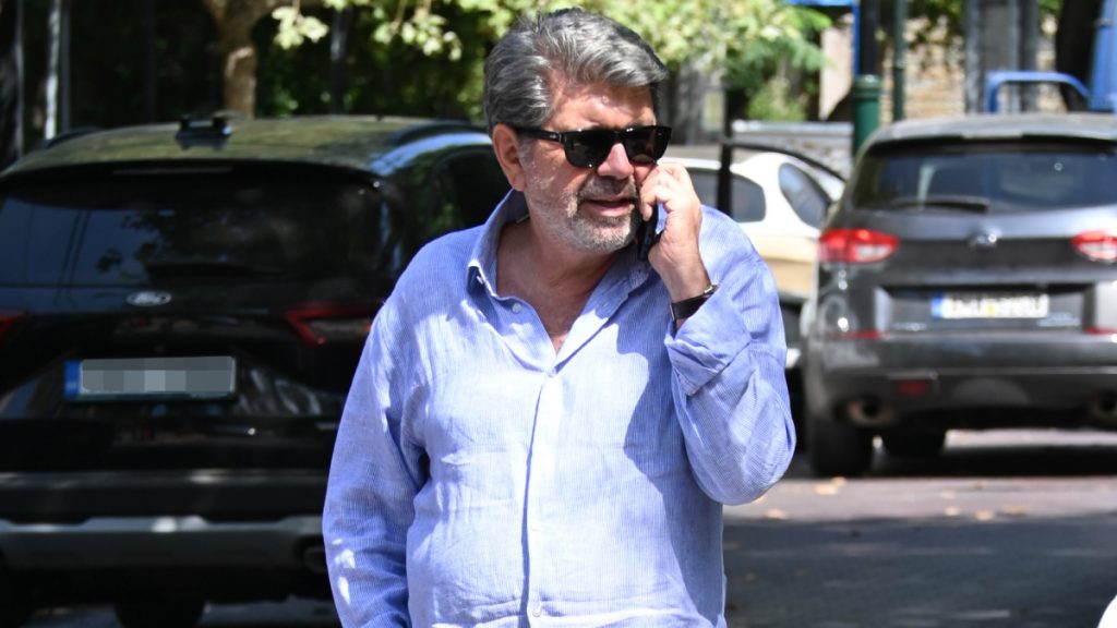 Γιάννης Λάτσιος: Σπάνια δημόσια εμφάνιση στο κέντρο της Αθήνας μετά από αρκετό καιρό – (pics)