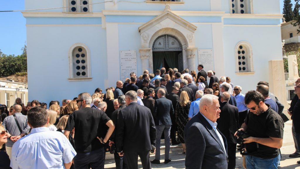 Λένα Σαμαρά: Πλήθος κόσμου και συγκίνηση στο μνημόσυνο (Εικόνες)