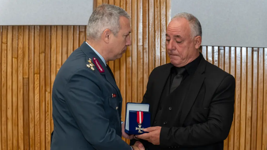 Η ΕΛΑΣ απένειμε “Αριστείο Ανδραγαθίας” στον Γιώργο Λυγγερίδη – Η συγκινητική στιγμή της παραλαβής από τον πατέρα του