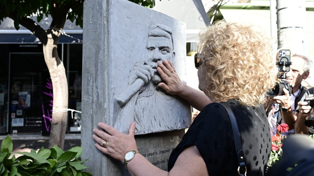 Μάγδα Φύσσα: Κατέθεσε λουλούδια στο σημείο που έπεσε νεκρός ο γιος της πριν από 12 χρόνια (Φωτογραφίες)