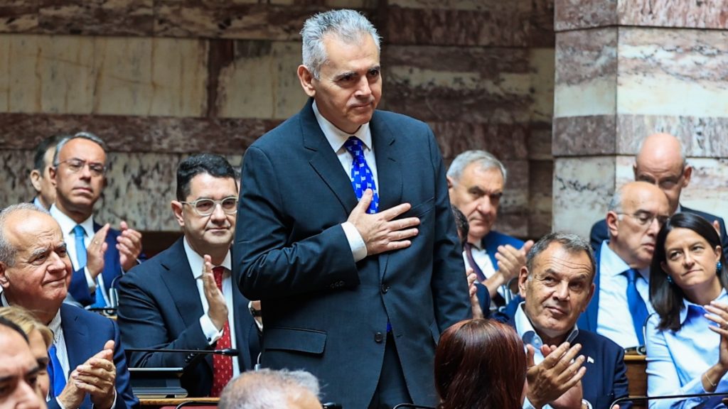 Μάξιμος Χαρακόπουλος: Η γραβάτα με τις ελληνικές σημαίες που έκλεψε την παράσταση (Εικόνες)