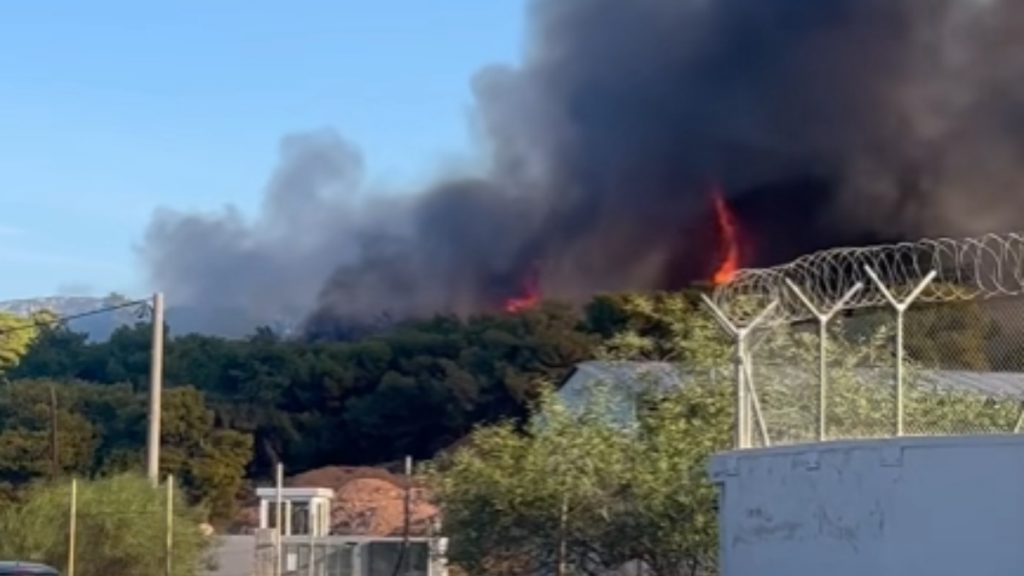 Φωτιά τώρα στο Πέραμα Μεγάρων – Δείτε βίντεο από το σημείο