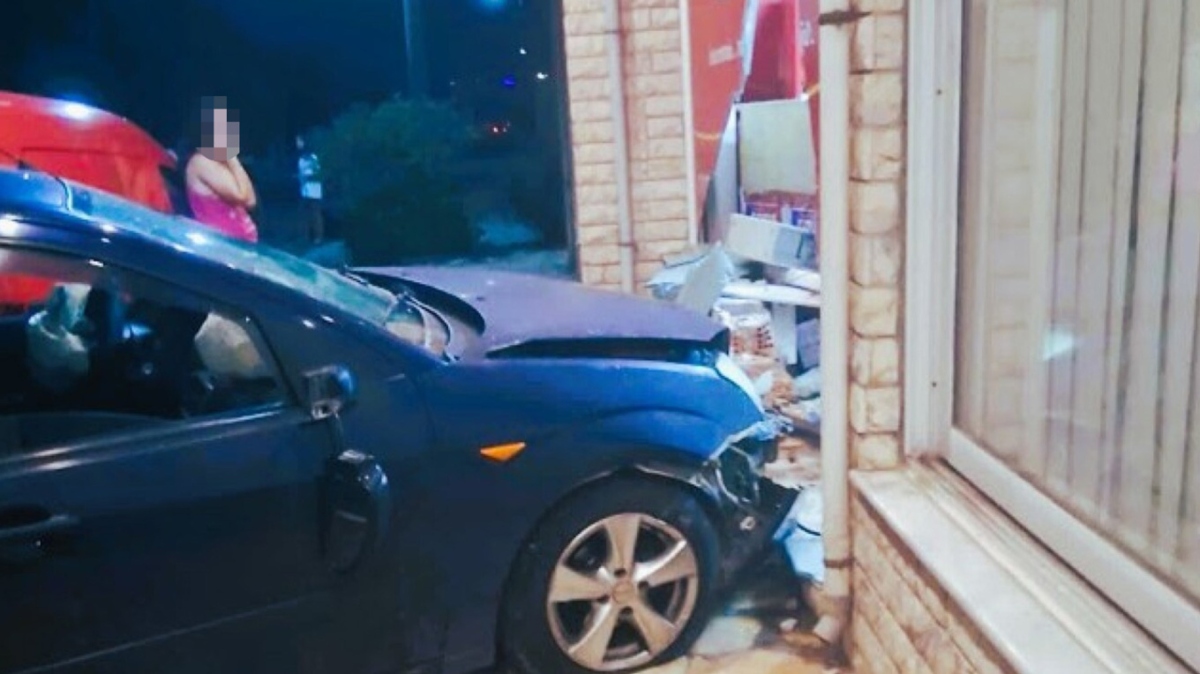 Τροχαίο στο Μεσολόγγι: ΙΧ «καρφώθηκε» σε μαγαζί και ο οδηγός εξαφανίστηκε