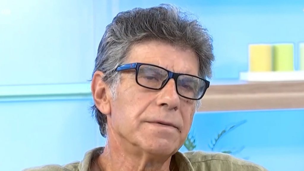 Γιάννης Μπέζος: «Είναι γελοίο οι μεγάλοι να συμπεριφέρονται σαν νέοι –  Βλέπω κάτι τύπους με αλογοουρές, αρκουδόκρικους»