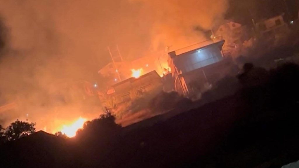 Φωτιά σε χαμηλή βλάστηση στη Νέα Πέραμο Αττικής – Κοντά σε σπίτια οι φλόγες