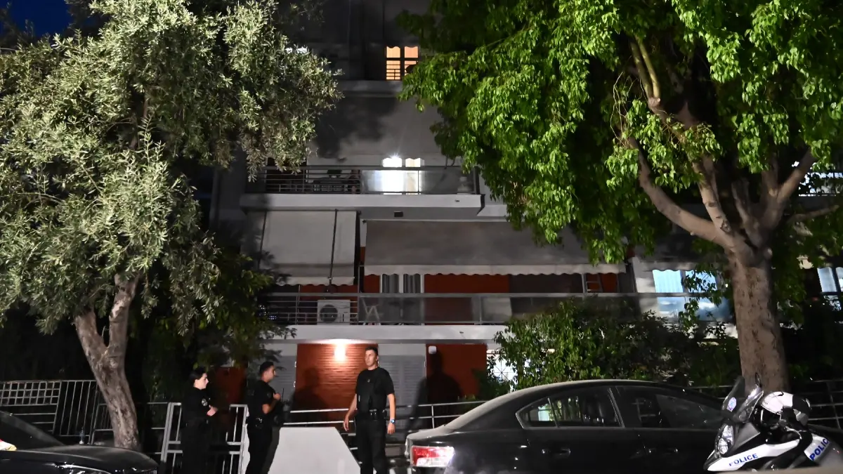 Θρίλερ στον Νέο Κόσμο: Ζευγάρι εντοπίστηκε νεκρό σε διαμέρισμα – Δίπλα τους βρέθηκε όπλο και δύο κάλυκες (Φωτογραφίες)