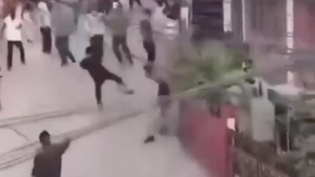 Σκηνή χάους στο Νεπάλ: Διαδηλωτής εκτοξεύει υπουργό Οικονομικών σε τοίχο (Βίντεο)