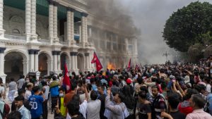 Χάος στο Νεπάλ: Εικόνες καταστροφής μετά την εξέγερση – Έκαψαν κυβερνητικά κτήρια, 22 νεκροί κι εκατοντάδες τραυματίες (βίντεο)