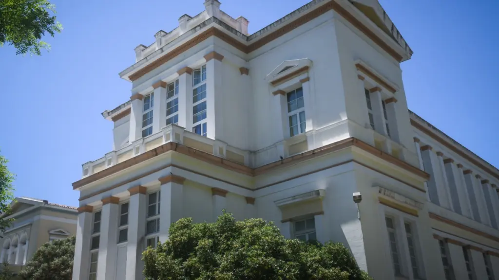 Συναγερμός στο Νοσοκομείo ΕΛΠΙΣ: 30χρονος έχει ανέβει σε μπαλκόνι 3ου ορόφου κι απειλεί να πέσει στο κενό