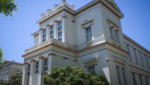 Συναγερμός στο Νοσοκομείo ΕΛΠΙΣ: 30χρονος έχει ανέβει σε μπαλκόνι 3ου ορόφου κι απειλεί να πέσει στο κενό