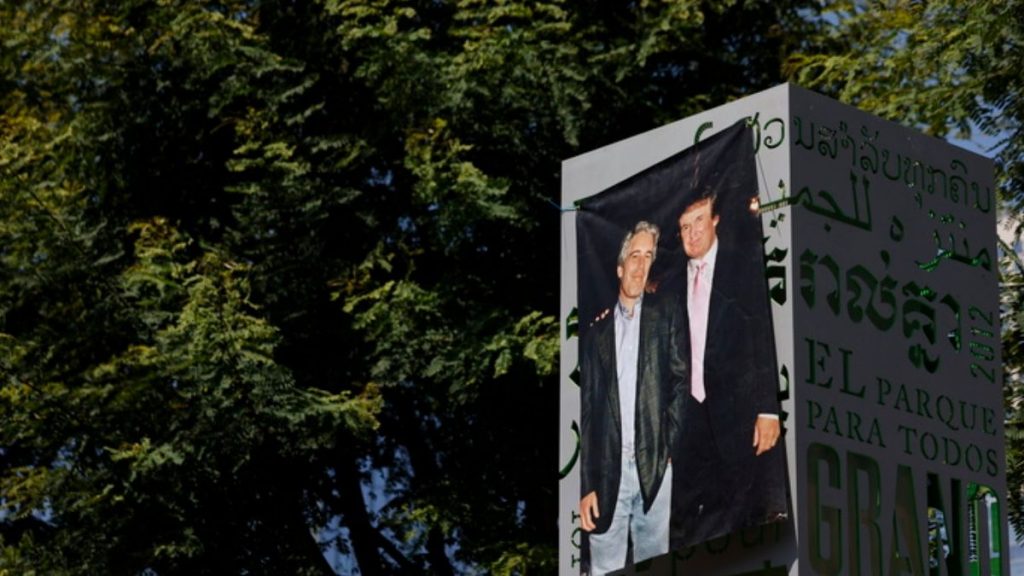 Άγαλμα Τραμπ – Έπσταϊν «ξεπρόβαλε» έξω από τον Λευκό Οίκο (Εικόνα)