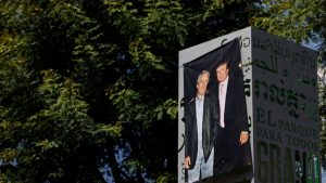 Άγαλμα Τραμπ – Έπσταϊν «ξεπρόβαλε» έξω από τον Λευκό Οίκο (Εικόνα)
