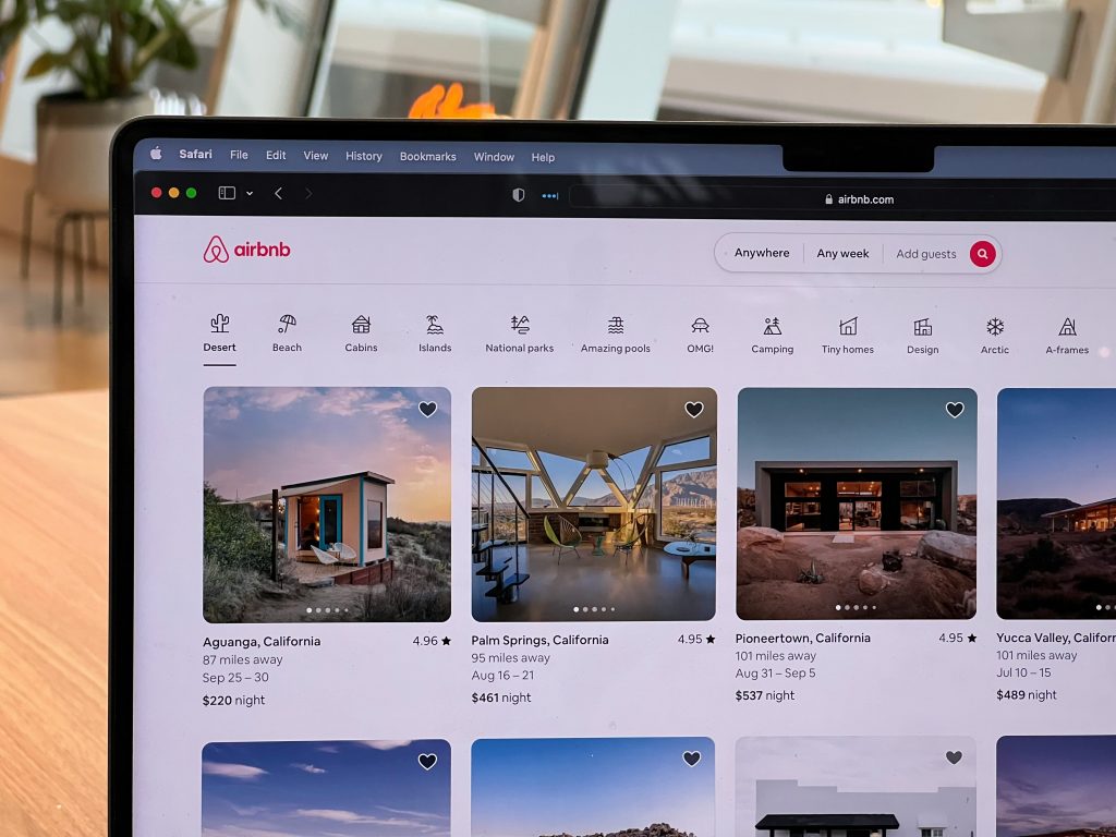 Νέα εποχή για τα Airbnb: Αλλάζουν όλα από την Τετάρτη 1/10 – Αυστηρότεροι όροι και “τσουχτερά” πρόστιμα