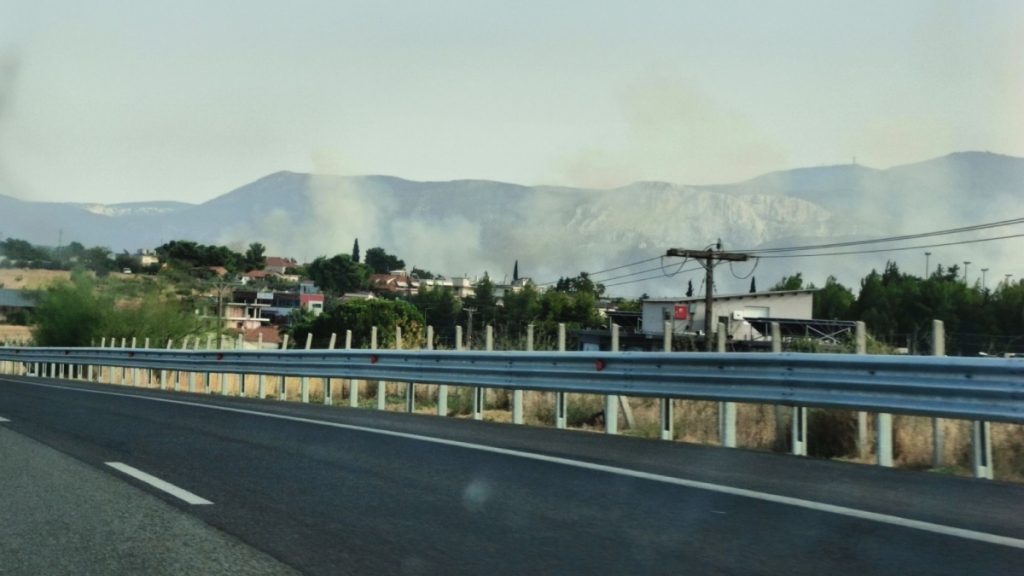 Φωτιά σε ξέρα χόρτα στον κάμπο Οινοφύτων – Στη μάχη και ένα ελικόπτερο
