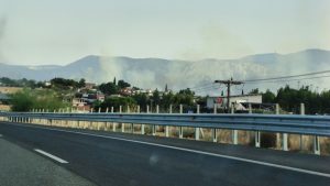 Φωτιά σε ξέρα χόρτα στον κάμπο Οινοφύτων – Στη μάχη και ένα ελικόπτερο