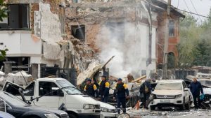 Ουκρανία: Συγκλονίζουν οι εικόνες μετά το νέο μπαράζ ρωσικών βομβαρδισμών με drones και πυραύλους (Φωτογραφίες & Βίντεο)