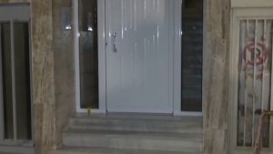 Παγκράτι: Μαρτυρία για τους πυροβολισμούς σε πολυκατοικία – “Τους ακολούθησε και τους πυροβόλησε στο ασανσέρ”