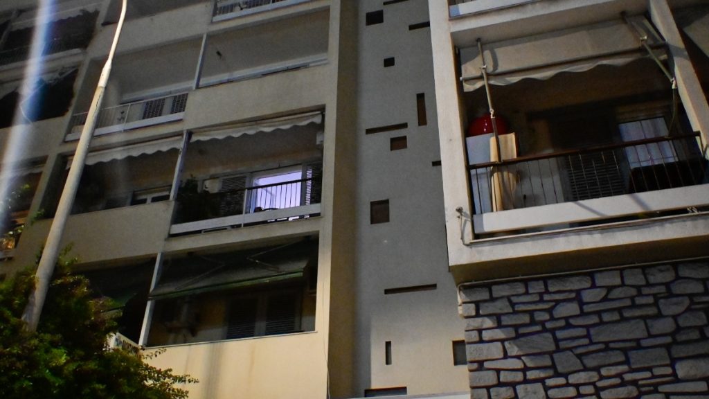 Πατήσια: Κατά των γιατρών η μητέρα που βρέθηκε νεκρή μαζί με το βρέφος της – Είχε γεννήσει και τα άλλα παιδιά στο σπίτι
