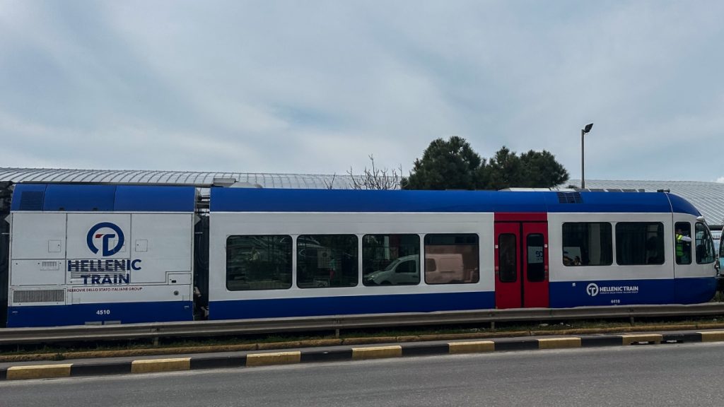 Πάτρα: Ανεστάλη δρομολόγιο συρμού λόγω της φωτιάς κοντά σε σταθμό – Με λεωφορεία στον τελικό τους προορισμό οι επιβάτες
