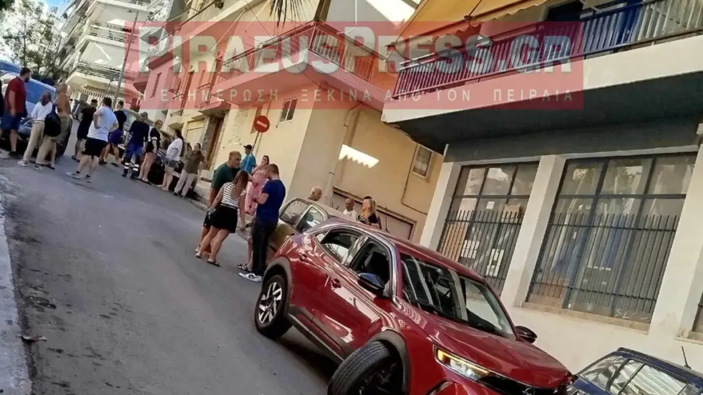 Πειραιάς: Ανήλικος οδηγός έπεσε πάνω σε παρκαρισμένα αυτοκίνητα (Φωτογραφία)