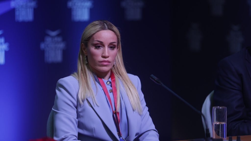 ΣΑΤΑ για οδηγό ταξί που αρνήθηκε στην Καρολίνα Πελενδρίτου να πάρει μαζί της τον σκύλο-οδηγό της: “Θα υποστεί τις κυρώσεις”
