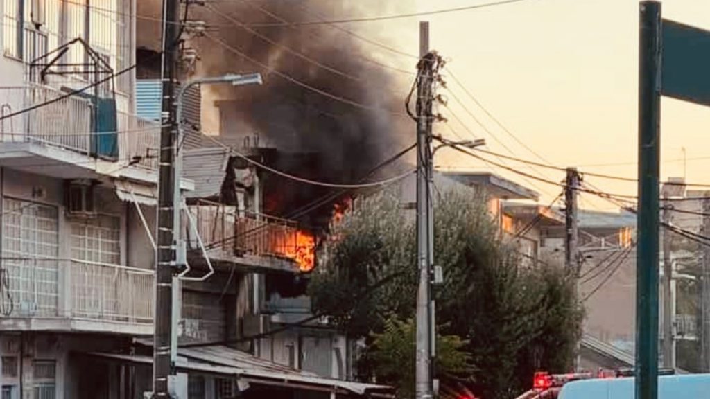 Φωτιά σε χώρο επιχείρησης στο Περιστέρι – Αναφορές για εγκλωβισμένους (Φωτογραφίες)