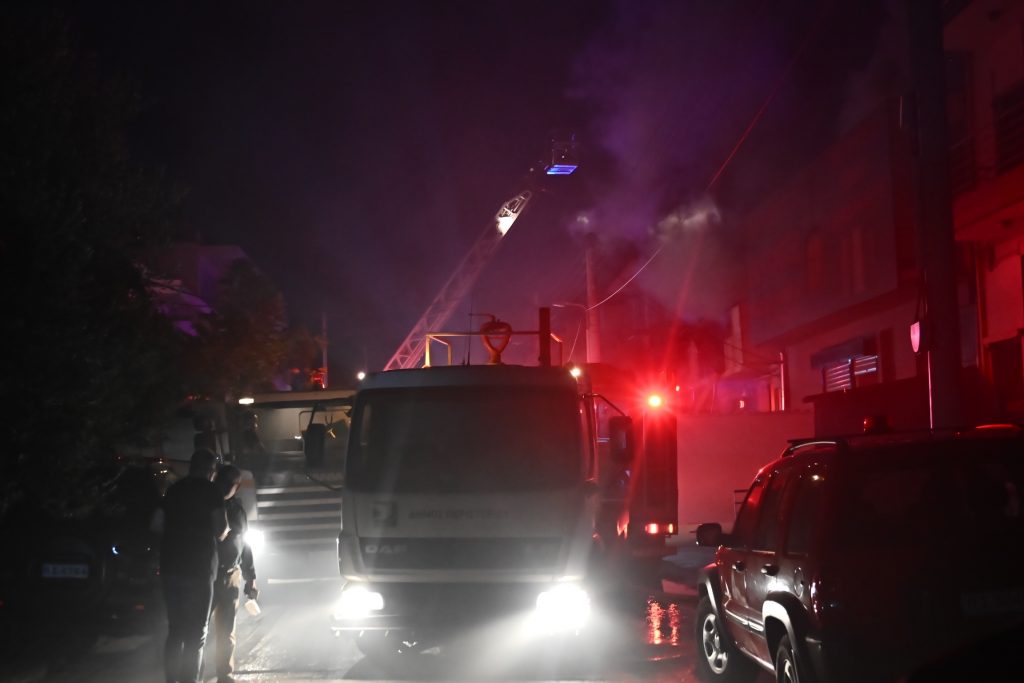 Υπό έλεγχο η πυρκαγιά σε επιχείρηση στο Περιστέρι